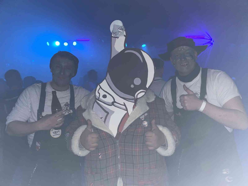 883667.jpg